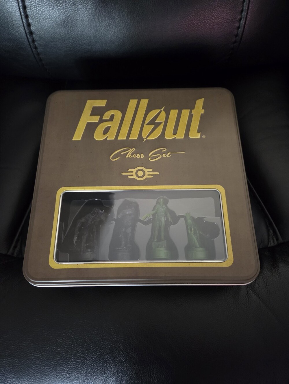 Bethesda Fallout USAopoly Rare Chess Set Tin